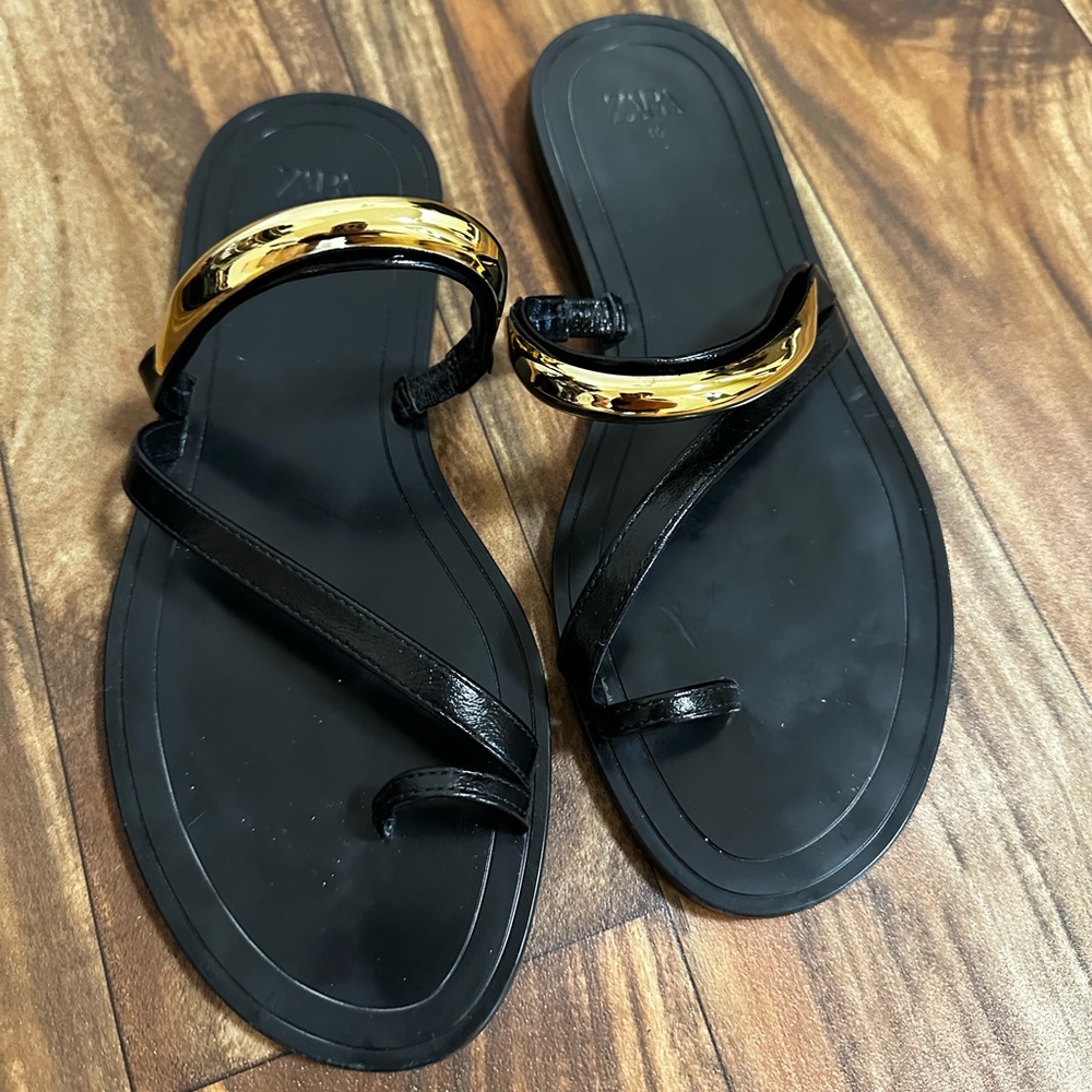 Zara sandels black with gold hardware